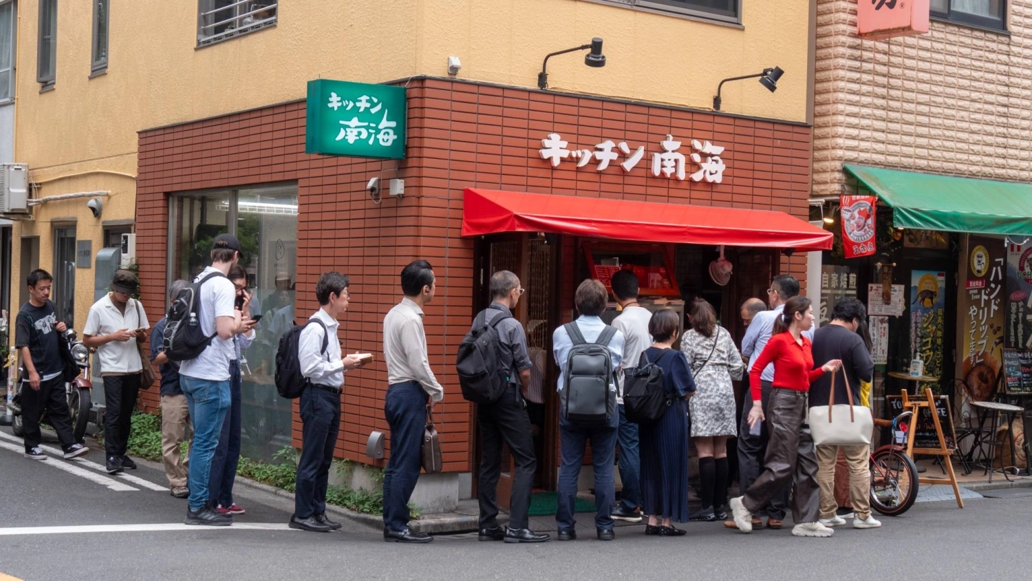 While Jimbocho's many bookstores provide the greatest draw, the area’s other stores, restaurants, bars and cafes come together to make a thriving neighborhood. While Jimbocho's many bookstores provide the greatest draw, the area’s other stores, restaurants, bars and cafes come together to make a thriving neighborhood.