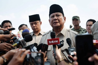 Indonesian President Prabowo Subianto speaks at Halim Perdanakusuma Air Force Base in Jakarta after returning from the Gaza Strip peace summit in Egypt on Oct. 14. Indonesian President Prabowo Subianto speaks at Halim Perdanakusuma Air Force Base in Jakarta after returning from the Gaza Strip peace summit in Egypt on Oct. 14.