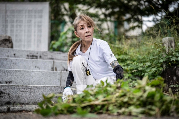 Retired yakuza Mako Nishimura sorts fallen leaves during a clean-up activity at the Gifu Gokoku shrine in Gifu Prefecture on Sept. 28. Retired yakuza Mako Nishimura sorts fallen leaves during a clean-up activity at the Gifu Gokoku shrine in Gifu Prefecture on Sept. 28.