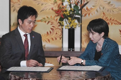 Ruling Liberal Democratic Party President Sanae Takaichi and Japan Innovation Party leader Hirofumi Yoshimura sign a policy agreement between the two parties at the Diet in Tokyo on Monday. Ruling Liberal Democratic Party President Sanae Takaichi and Japan Innovation Party leader Hirofumi Yoshimura sign a policy agreement between the two parties at the Diet in Tokyo on Monday.