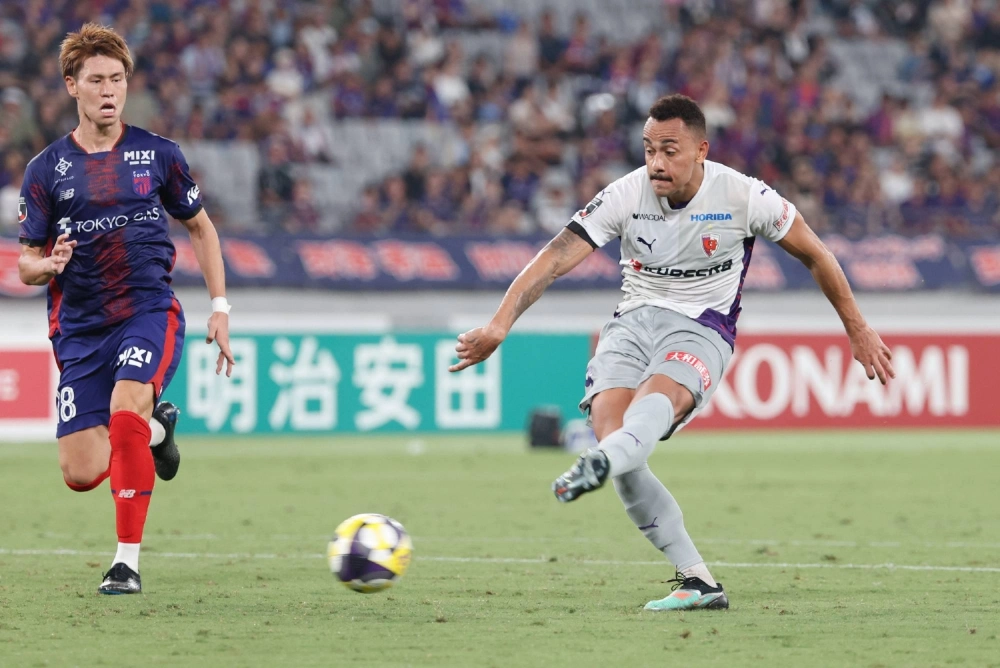 Kyoto's Rafael Elias, seen scoring the third goal of his hat trick against FC Tokyo on Aug. 24, will try to help his club stay in the J. League title race when it meets Kashima on Saturday. Kyoto's Rafael Elias, seen scoring the third goal of his hat trick against FC Tokyo on Aug. 24, will try to help his club stay in the J. League title race when it meets Kashima on Saturday.
