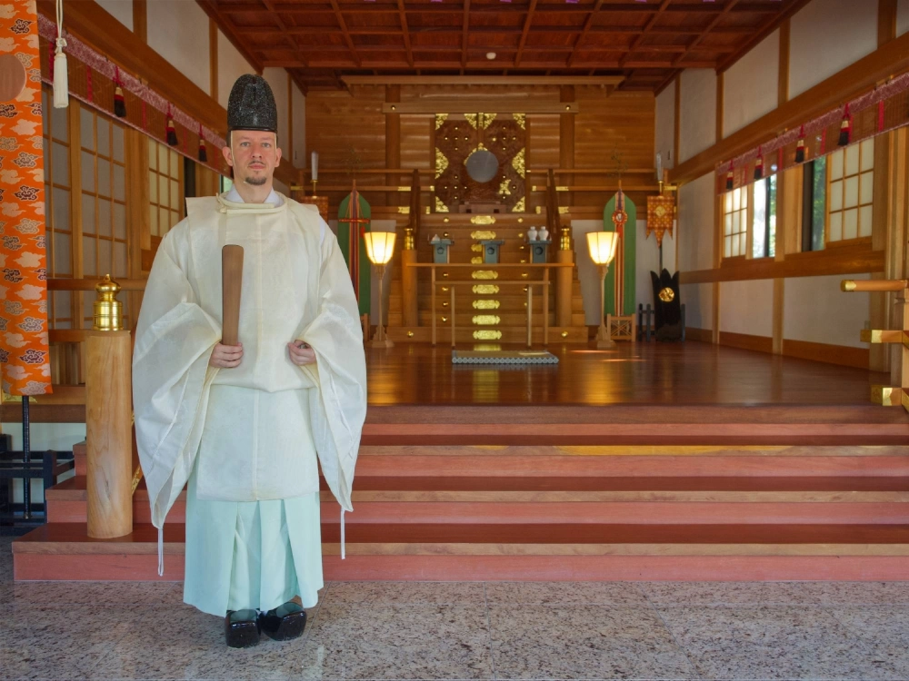 Florian Wiltschko’s interest in Shintoism began with a trip to Japan in his teens. He now serves as the supplicant priest at the 355-year-old Hisai Hachiman Shrine in Mie Prefecture. Florian Wiltschko’s interest in Shintoism began with a trip to Japan in his teens. He now serves as the supplicant priest at the 355-year-old Hisai Hachiman Shrine in Mie Prefecture.