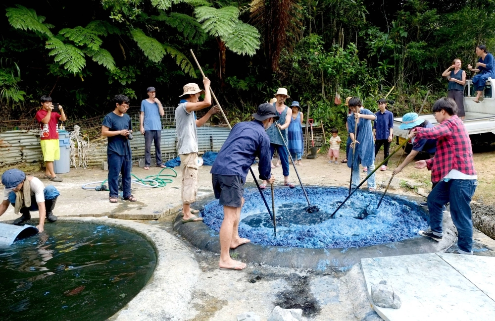 Workers in Okinawa oxidize a pool of indigo dye, one of many regional textile craft traditions examined in Charlotte Linton's new book. Workers in Okinawa oxidize a pool of indigo dye, one of many regional textile craft traditions examined in Charlotte Linton's new book.
