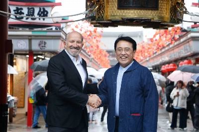 U.S. Commerce Secretary Howard Lutnick and trade minister Ryosei Akazawa at Sensoji Temple in Tokyo's Asakusa district on Sunday U.S. Commerce Secretary Howard Lutnick and trade minister Ryosei Akazawa at Sensoji Temple in Tokyo's Asakusa district on Sunday
