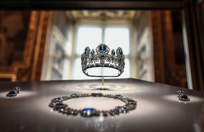 The "parure de la reine Marie-Amelie et de la Reine Hortense" (set of jewelry of Queen Marie-Amelie and Queen Hortense) displayed at Apollon's Gallery in January of 2020 at the Louvre museum in Paris The "parure de la reine Marie-Amelie et de la Reine Hortense" (set of jewelry of Queen Marie-Amelie and Queen Hortense) displayed at Apollon's Gallery in January of 2020 at the Louvre museum in Paris