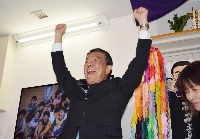 Yoshihiro Murai, 65, celebrates his victory in the Miyagi gubernatorial election on Sunday night. | JIJI