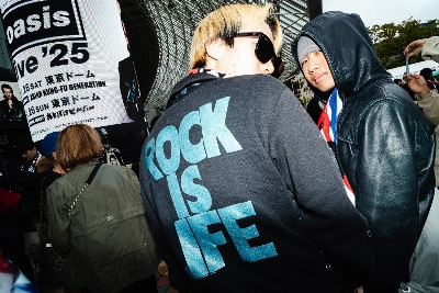 Fans wait to get into the Oasis show at Tokyo Dome on Saturday. While lining up in the rain, some broke into impromptu versions of the British rock group's hits.  Fans wait to get into the Oasis show at Tokyo Dome on Saturday. While lining up in the rain, some broke into impromptu versions of the British rock group's hits.