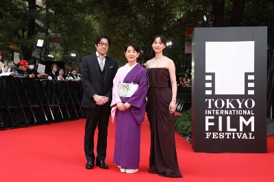 Director Junji Sakamoto (left) walked the Tokyo International Film Festival red carpet with Sayuri Yoshinaga (center) and Non (right), who both play mountaineer Junko Tabei, the first woman to summit Mount Everest, in the biopic "Climbing for Life." Director Junji Sakamoto (left) walked the Tokyo International Film Festival red carpet with Sayuri Yoshinaga (center) and Non (right), who both play mountaineer Junko Tabei, the first woman to summit Mount Everest, in the biopic "Climbing for Life."