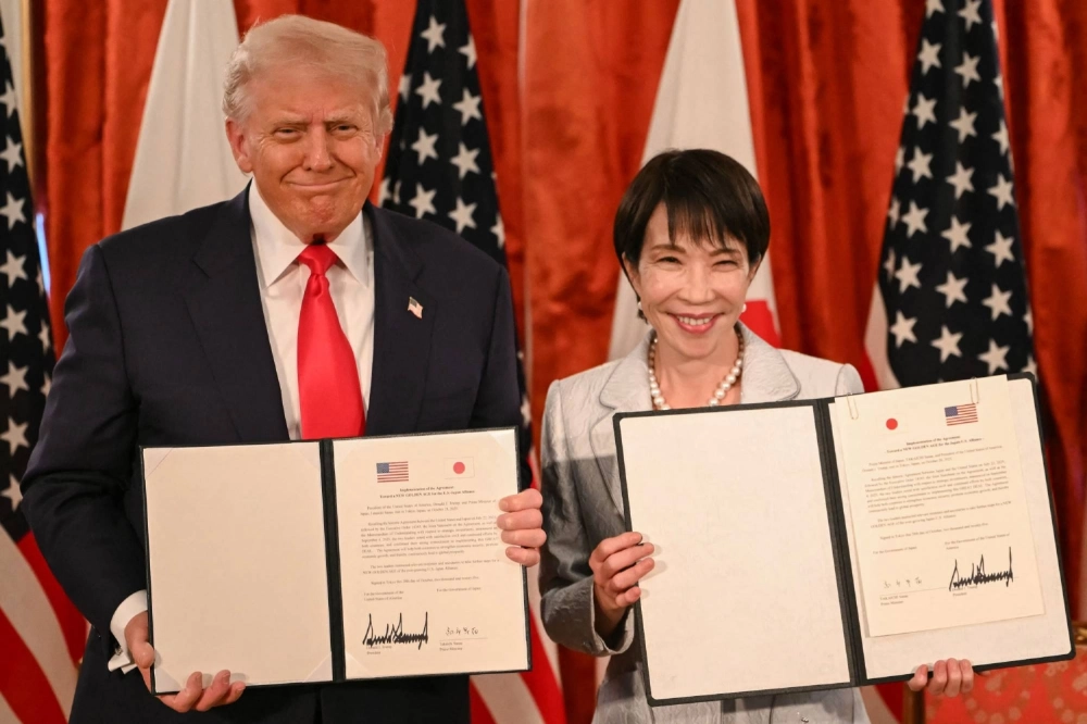 Prime Minister Sanae Takaichi (right) and U.S. President Donald Trump attend a signing ceremony after summit talks at the Akasaka Palace in Tokyo on Tuesday. Prime Minister Sanae Takaichi (right) and U.S. President Donald Trump attend a signing ceremony after summit talks at the Akasaka Palace in Tokyo on Tuesday.
