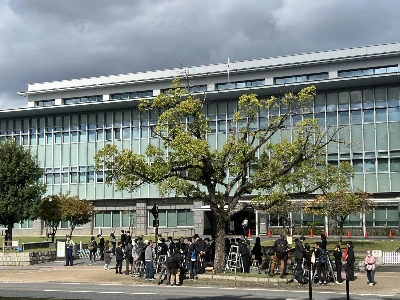 Members of the media gather outside the Nara District Court in the city of Nara on Tuesday hours before the start of the trial of Tetsuya Yamagami, the man accused of fatally shooting former Prime Minister Shinzo Abe in July 2022. Members of the media gather outside the Nara District Court in the city of Nara on Tuesday hours before the start of the trial of Tetsuya Yamagami, the man accused of fatally shooting former Prime Minister Shinzo Abe in July 2022.