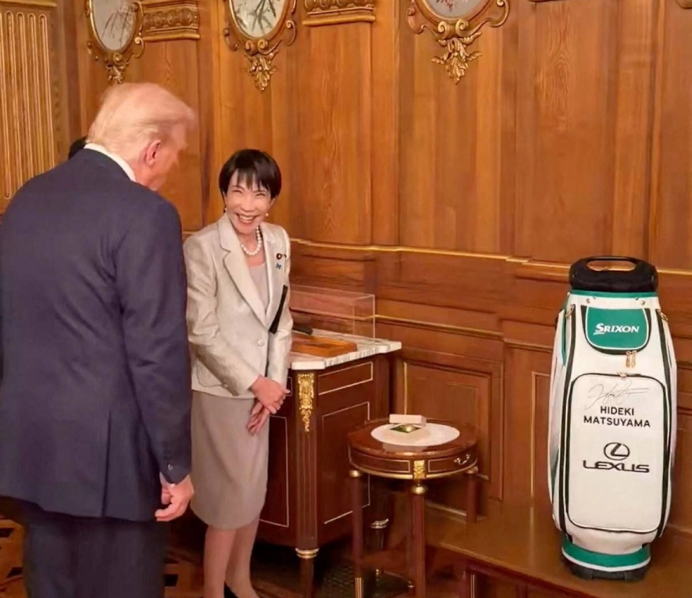 Prime Minister Sanae Takaichi gifts U.S. President Donald Trump a putter owned by late Prime Minister Shinzo Abe, a golf bag signed by Hideki Matsuyama and a gold leaf golf ball in Tokyo on Tuesday. Prime Minister Sanae Takaichi gifts U.S. President Donald Trump a putter owned by late Prime Minister Shinzo Abe, a golf bag signed by Hideki Matsuyama and a gold leaf golf ball in Tokyo on Tuesday.
