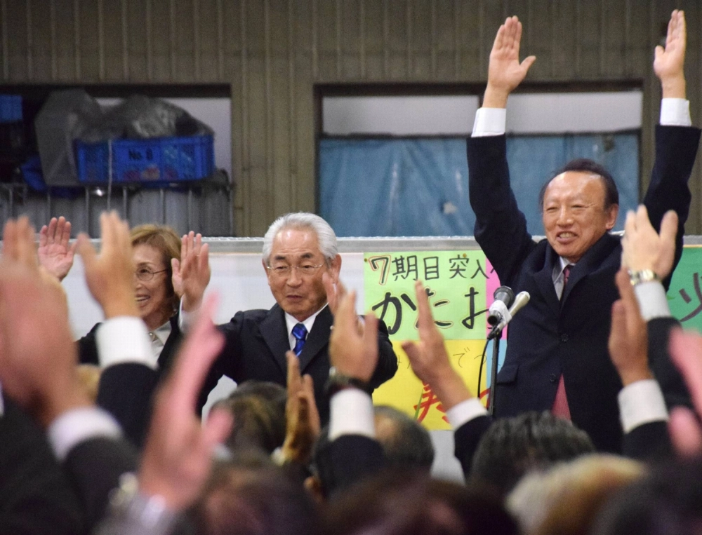 Haruo Kataoka (center) applauds after being reelected as mayor of Suttsu in Hokkaido, in the town on Tuesday. Haruo Kataoka (center) applauds after being reelected as mayor of Suttsu in Hokkaido, in the town on Tuesday.