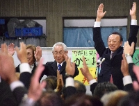 Haruo Kataoka (center) applauds after being reelected as mayor of Suttsu in Hokkaido, in the town on Tuesday. | JIJI