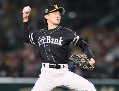 Hawks starter Ryosuke Otsu pitches against the Tigers during Game 4 of the Japan Series at Koshien Stadium in Nishinomiya, Hyogo Prefecture, on Wednesday. Hawks starter Ryosuke Otsu pitches against the Tigers during Game 4 of the Japan Series at Koshien Stadium in Nishinomiya, Hyogo Prefecture, on Wednesday.