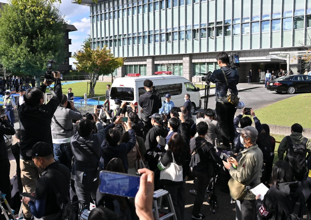 Journalists gather at the Nara District Court as a vehicle believed to be carrying Tetsuya Yamagami arrives on Tuesday. Journalists gather at the Nara District Court as a vehicle believed to be carrying Tetsuya Yamagami arrives on Tuesday.