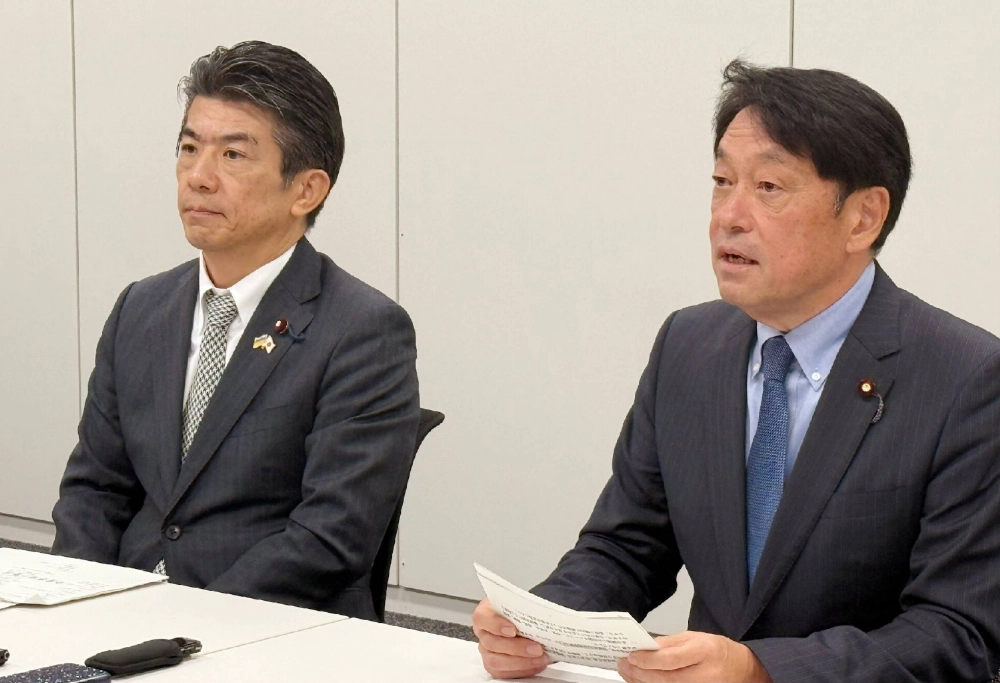 Itsunori Onodera, tax chief of the ruling Liberal Democratic Party (right), and Kazuhiko Shigetoku, tax chief of the Constitutional Democratic Party of Japan, speak to reporters in Tokyo on Wednesday. Itsunori Onodera, tax chief of the ruling Liberal Democratic Party (right), and Kazuhiko Shigetoku, tax chief of the Constitutional Democratic Party of Japan, speak to reporters in Tokyo on Wednesday.