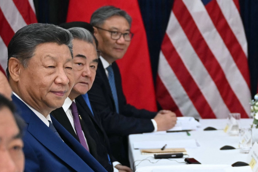 Chinese leader Xi Jinping and his ministers sit across from U.S. leaders at the Gimhae Air Base in Busan, South Korea, on Thursday. Chinese leader Xi Jinping and his ministers sit across from U.S. leaders at the Gimhae Air Base in Busan, South Korea, on Thursday.