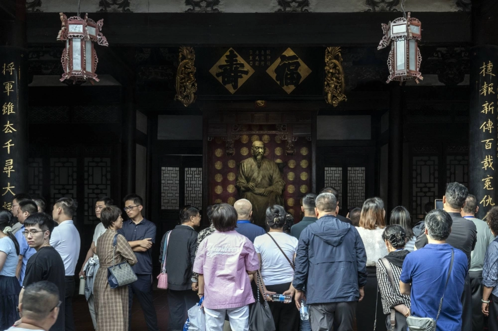 Visitors line up outside the Lin Zexu Memorial Hall in Fuzhou, China, on Oct. 23. Chinese President Xi Jinping draws on lessons from Lin Zexu, a 19th-century official whose defiance of Britain in a confrontation over trade led to China’s humiliating defeat but made him a national hero. Visitors line up outside the Lin Zexu Memorial Hall in Fuzhou, China, on Oct. 23. Chinese President Xi Jinping draws on lessons from Lin Zexu, a 19th-century official whose defiance of Britain in a confrontation over trade led to China’s humiliating defeat but made him a national hero.