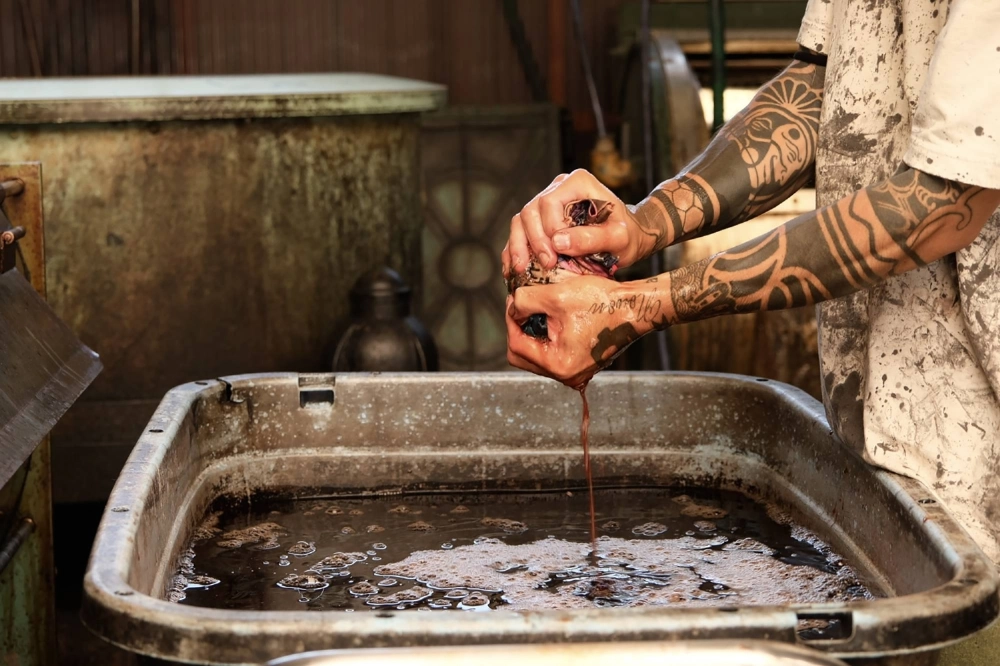 Despite the advance of synthetic alternatives and declines in the available workforce, some textile workers still see the potential of traditional persimmon dyeing. Despite the advance of synthetic alternatives and declines in the available workforce, some textile workers still see the potential of traditional persimmon dyeing.