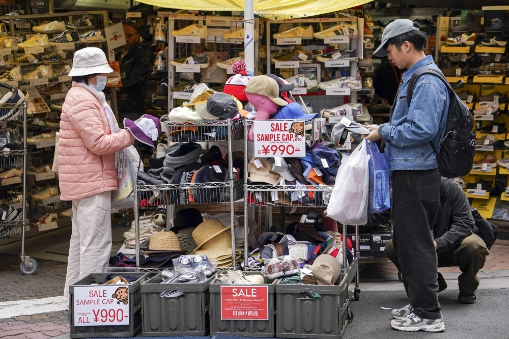 Consumer prices excluding fresh food gained 2.8% in October from a year earlier in the Tokyo area, with subsidies for water having run their course. Consumer prices excluding fresh food gained 2.8% in October from a year earlier in the Tokyo area, with subsidies for water having run their course.
