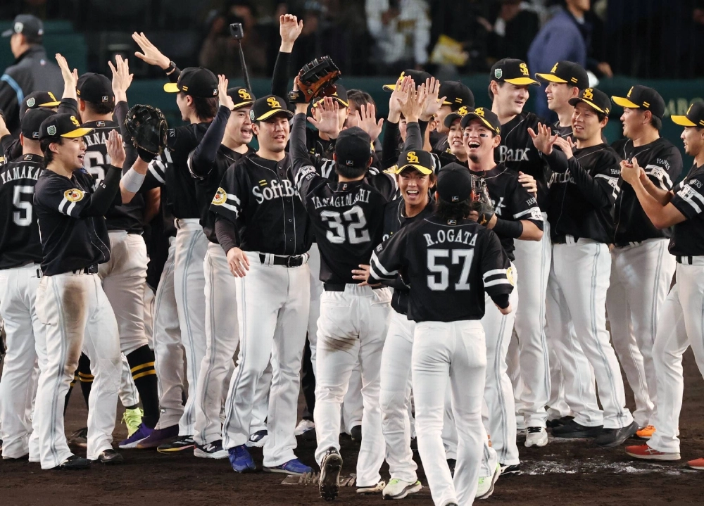 Hawks players celebrate winning the Japan Series at Koshien Stadium in Nishinomiya, Hyogo Prefecture, on Thursday. Hawks players celebrate winning the Japan Series at Koshien Stadium in Nishinomiya, Hyogo Prefecture, on Thursday.
