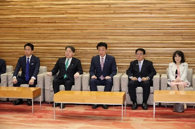 Chief Cabinet Secretary Minoru Kihara (center) and other ministers prior to a Cabinet meeting at the Prime Minister’s Office on Friday Chief Cabinet Secretary Minoru Kihara (center) and other ministers prior to a Cabinet meeting at the Prime Minister’s Office on Friday