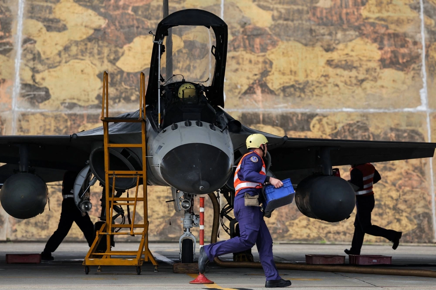 去年一月,在台灣台中舉行的年度軍事演習中,地勤人員準備在台灣戰鬥機上安裝飛彈。 去年一月,在台灣台中舉行的年度軍事演習中,地勤人員準備在台灣戰鬥機上安裝飛彈。