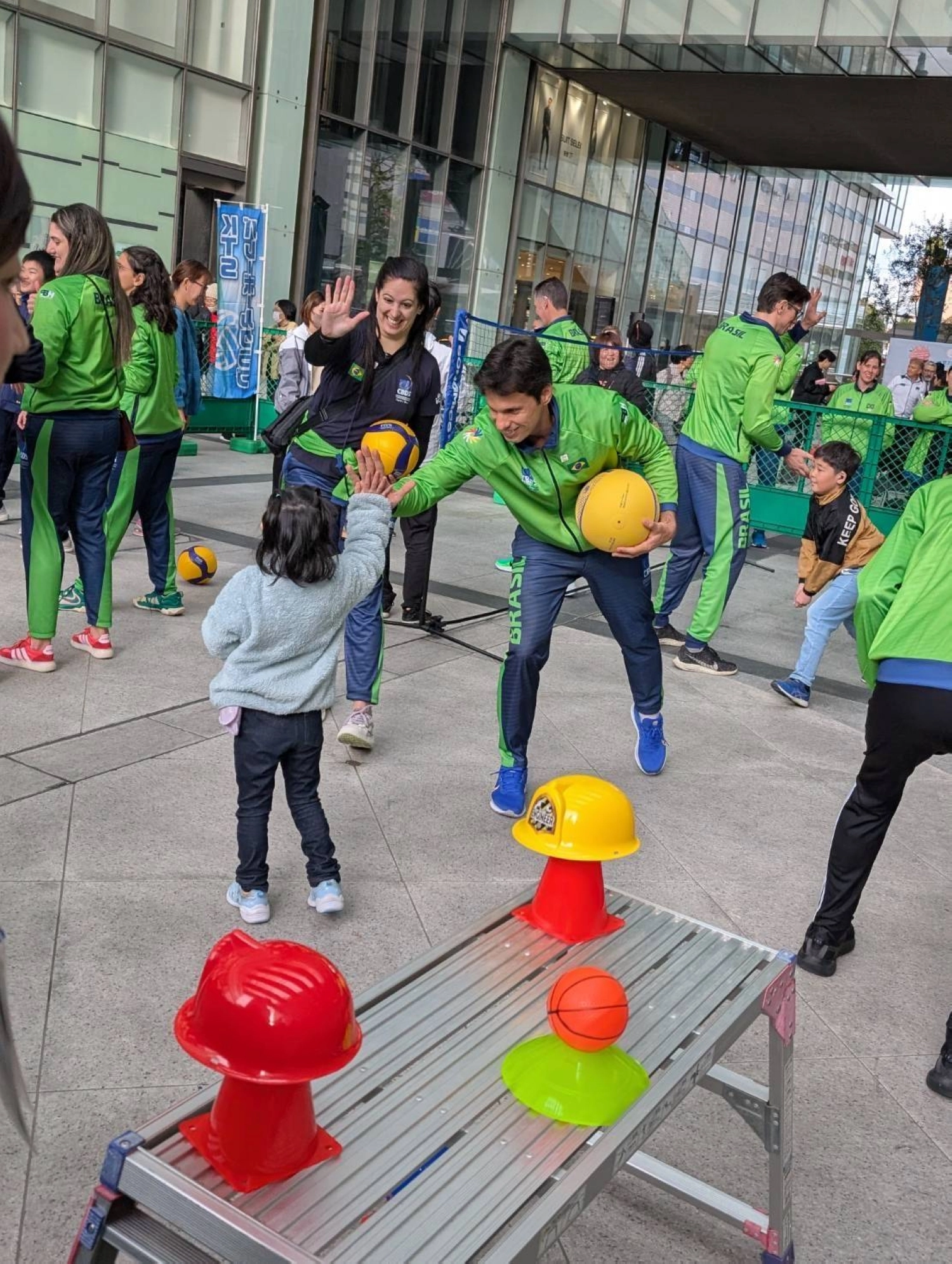 Deaf athletes from Team Brazil take part in community activities after pre-event training in Hamamatsu, Shizuoka Prefecture. Deaf athletes from Team Brazil take part in community activities after pre-event training in Hamamatsu, Shizuoka Prefecture.