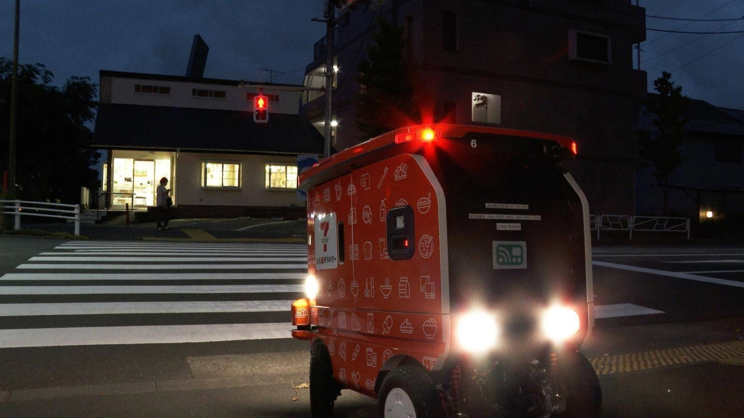 Ломби путешествует с включёнными огнями ночью. Ломби путешествует с включёнными огнями ночью.