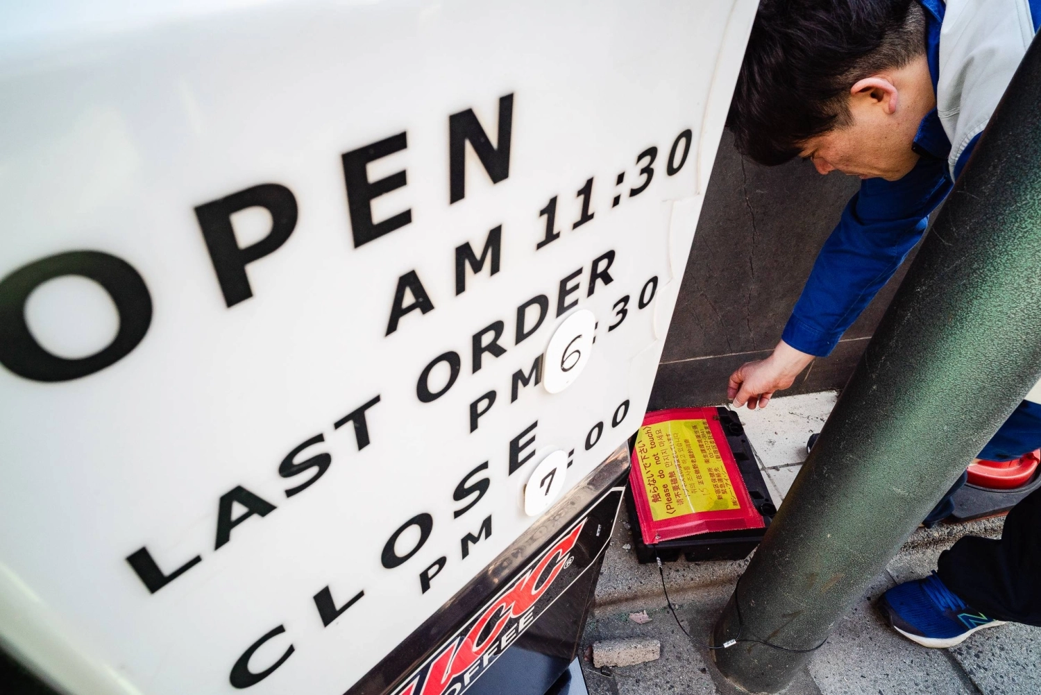 CIC workers check rat traps in front of an eatery in the vicinity of JR Shin Okubo Station. CIC workers check rat traps in front of an eatery in the vicinity of JR Shin Okubo Station.