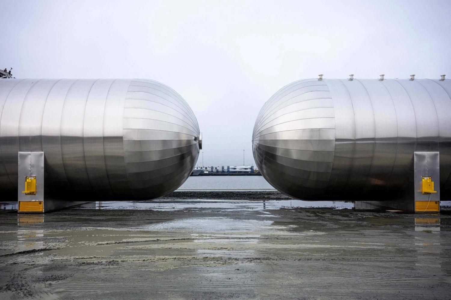 Контейнеры с сжиженным углекислым газом будут храниться в будущем на строительной площадке терминала углекислого газа Greensand в порту Эсбьерг, Дания, завершение которого ожидается весной 2026 года. На первом этапе объект планируется хранить 400 000 метрических тонн углекислого газа в год. Контейнеры с сжиженным углекислым газом будут храниться в будущем на строительной площадке терминала углекислого газа Greensand в порту Эсбьерг, Дания, завершение которого ожидается весной 2026 года. На первом этапе объект планируется хранить 400 000 метрических тонн углекислого газа в год.