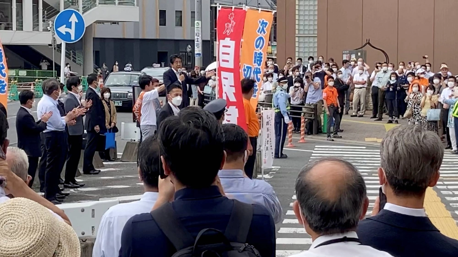 전 총리 아베 신조가 2022년 7월 8일 나라시에서 열린 선거 행사 중 총격을 받기 전 집회에서 연설하고 있다.