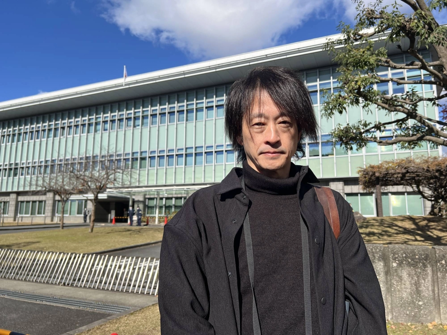 20년간 통일교와 종교 집단을 조사하고 야마가미 재판의 모든 세션을 취재한 언론인 에이토 스즈키는 아베가 불운하고 우연의 피해자였다는 견해에 이의를 제기한다.