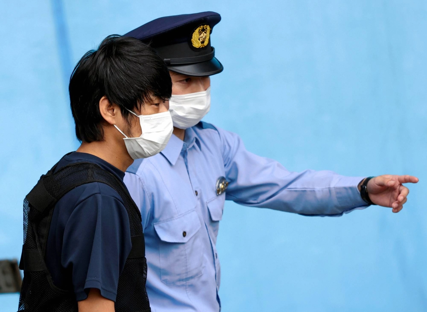 2022년 7월 나라시에서 경찰관의 호위를 받는 야마가미