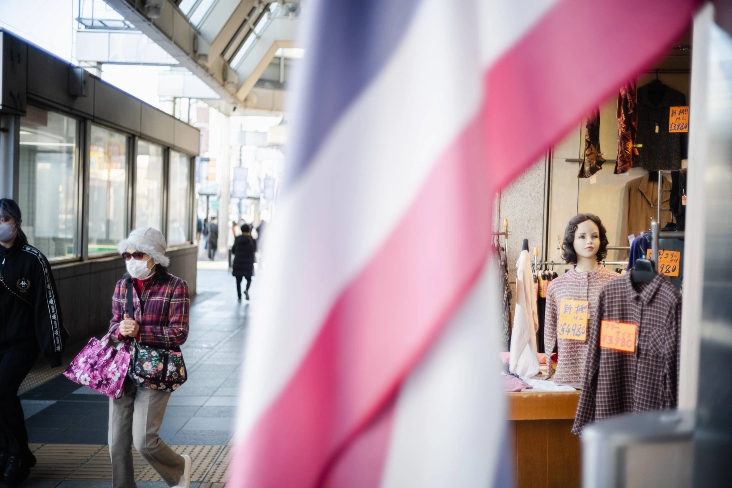 Migration to major cities by both younger and older residents is accelerating depopulation across rural Japan. Areas popular with older adults in Tokyo include those around Sugamo Station. Migration to major cities by both younger and older residents is accelerating depopulation across rural Japan. Areas popular with older adults in Tokyo include those around Sugamo Station.
