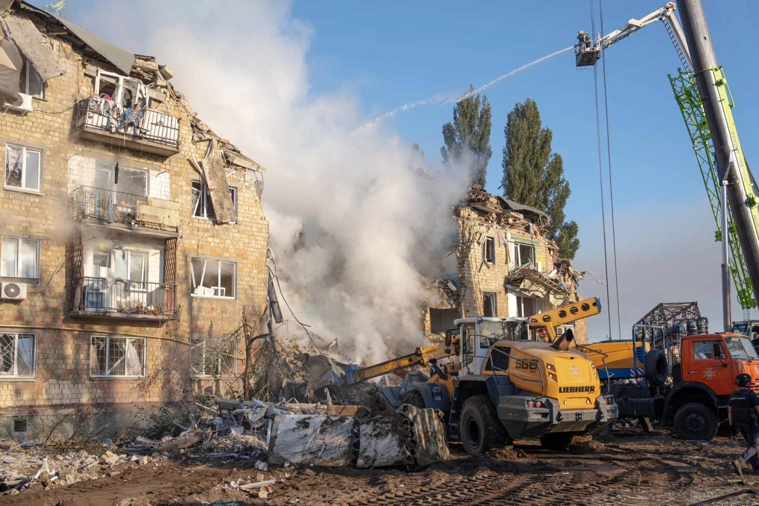 Сотрудники экстренной службы на месте российского авиаудара по жилому зданию в Киеве 28 августа. Сотрудники экстренной службы на месте российского авиаудара по жилому зданию в Киеве 28 августа.