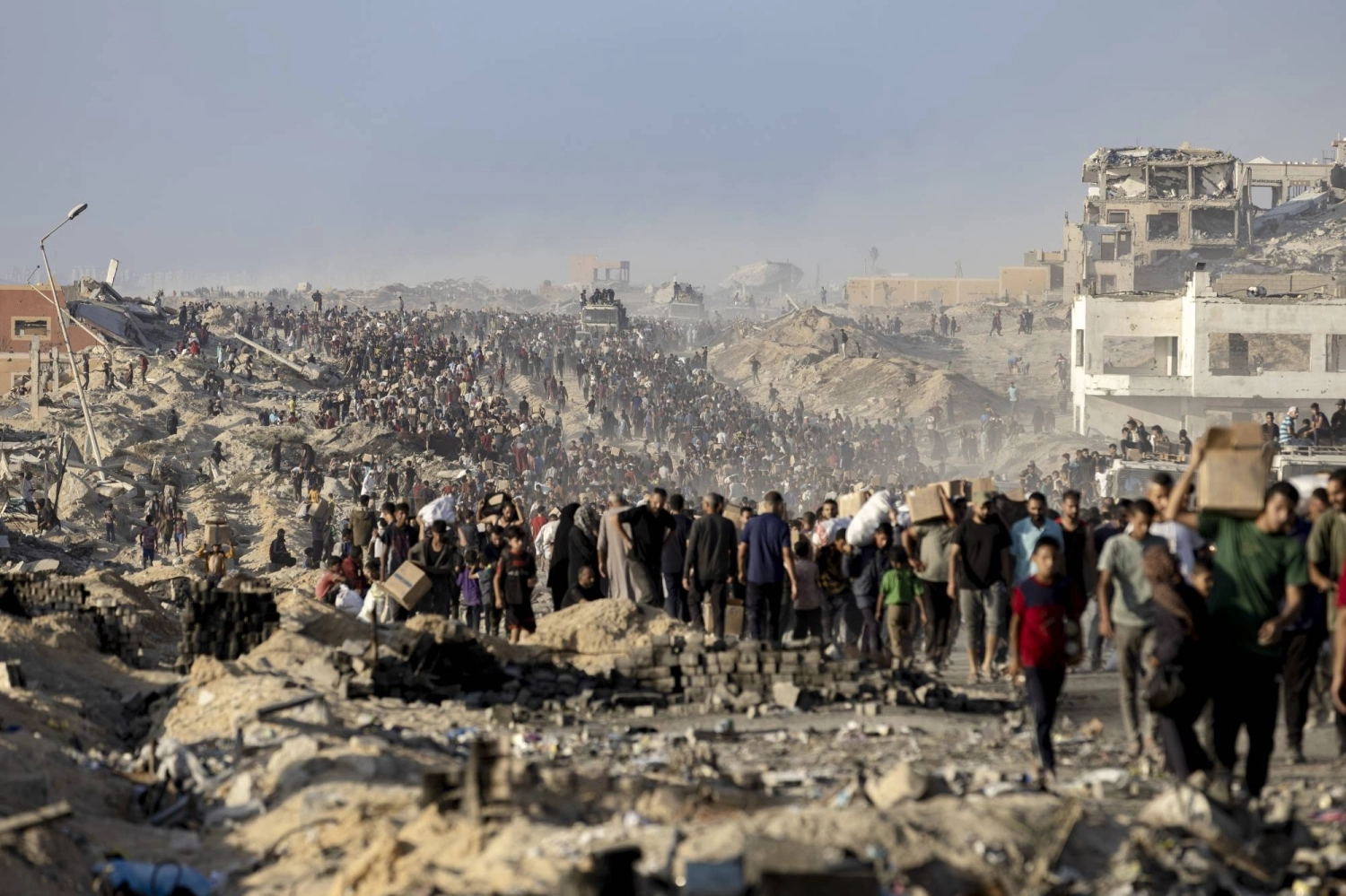 Палестинцы несут посылки с пожертвованной едой, а другие спешат к пункту распределения к северо-западу от города Газа, так как гуманитарная помощь прибывает 16 июня. Палестинцы несут посылки с пожертвованной едой, а другие спешат к пункту распределения к северо-западу от города Газа, так как гуманитарная помощь прибывает 16 июня.