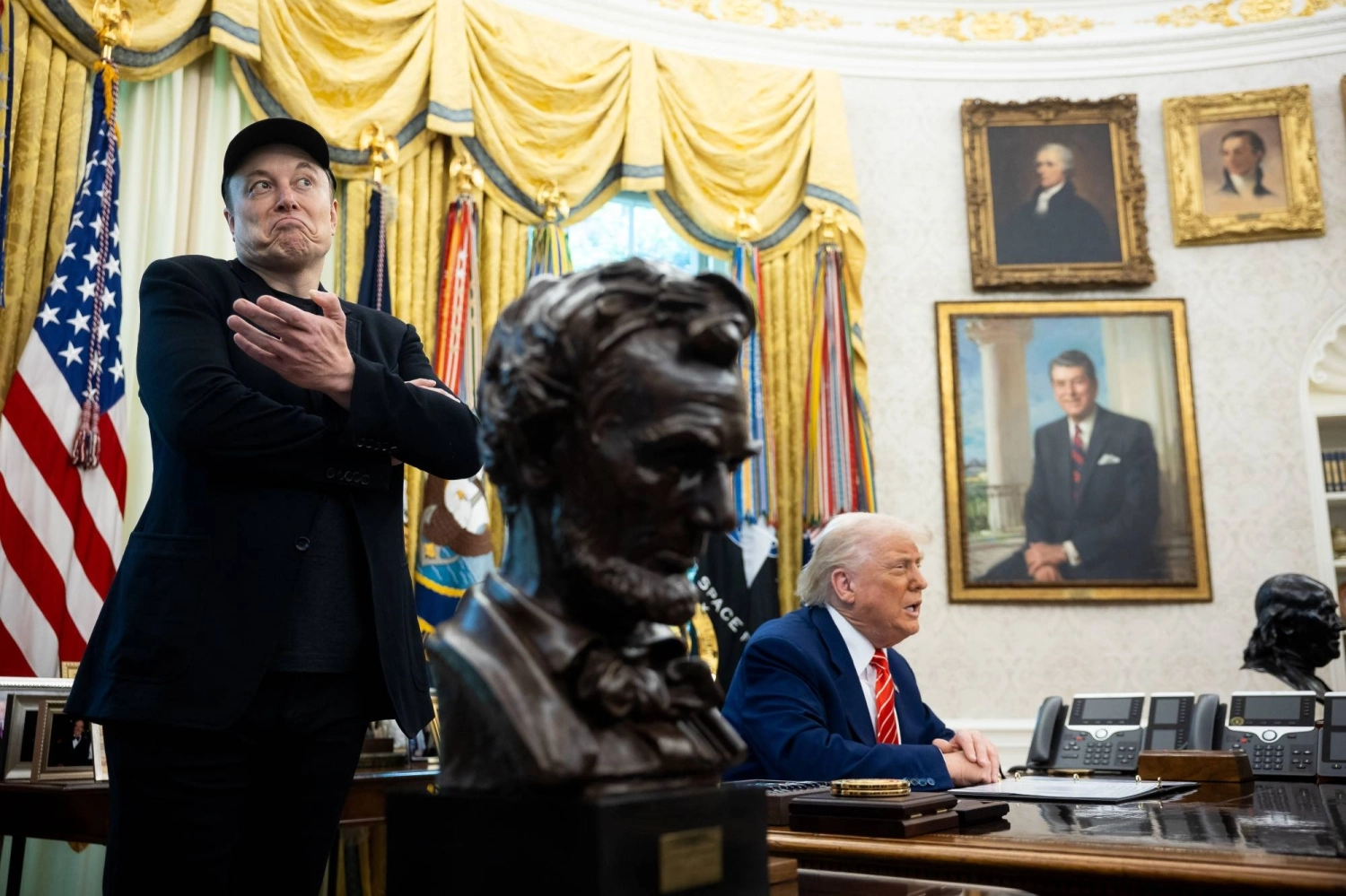 Президент США Дональд Трамп и Илон Маск, генеральный директор Tesla Inc., выступают на пресс-конференции в Овальном кабинете Белого дома в Вашингтоне 30 мая. Президент США Дональд Трамп и Илон Маск, генеральный директор Tesla Inc., выступают на пресс-конференции в Овальном кабинете Белого дома в Вашингтоне 30 мая.