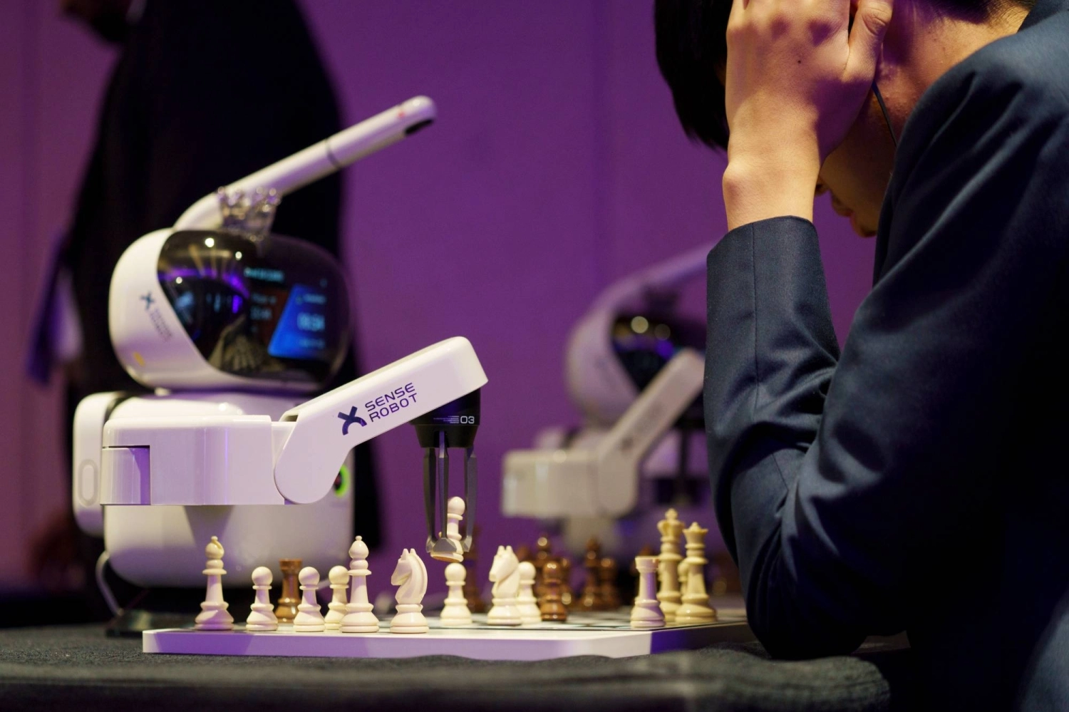 Робот SenseRobot Technology Go играет в шахматы на конференции Super AI в Сингапуре 18 июня. Искусственный интеллект продолжал развиваться в 2025 году, но к концу года многие наблюдатели рынка опасались возможного пузыря ИИ. Робот SenseRobot Technology Go играет в шахматы на конференции Super AI в Сингапуре 18 июня. Искусственный интеллект продолжал развиваться в 2025 году, но к концу года многие наблюдатели рынка опасались возможного пузыря ИИ.