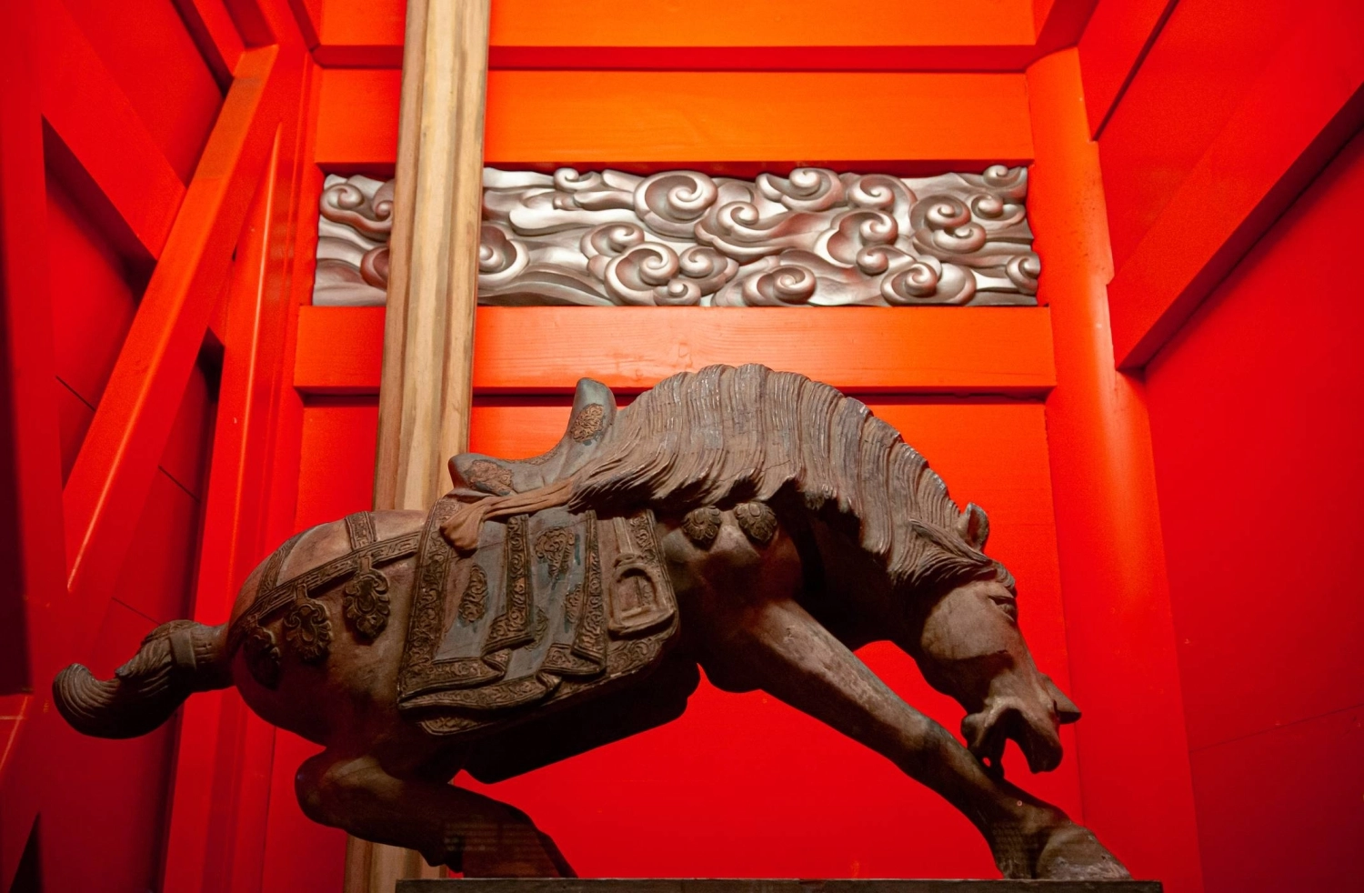 Огненная природа лошади может быть причиной её связи с войной, например, эта бронзовая картина, хранящаяся у главных ворот святилища Канда в Токио. Огонь также символизирует страсть, технологии и энергию. Огненная природа лошади может быть причиной её связи с войной, например, эта бронзовая картина, хранящаяся у главных ворот святилища Канда в Токио. Огонь также символизирует страсть, технологии и энергию.