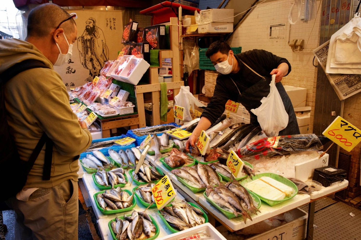A man buys fish at a market in Tokyo in March 2023. Across Japan, businesses and enterprising individuals in the fisheries industry are trying to make the best of the changes brought about by global warming. A man buys fish at a market in Tokyo in March 2023. Across Japan, businesses and enterprising individuals in the fisheries industry are trying to make the best of the changes brought about by global warming.