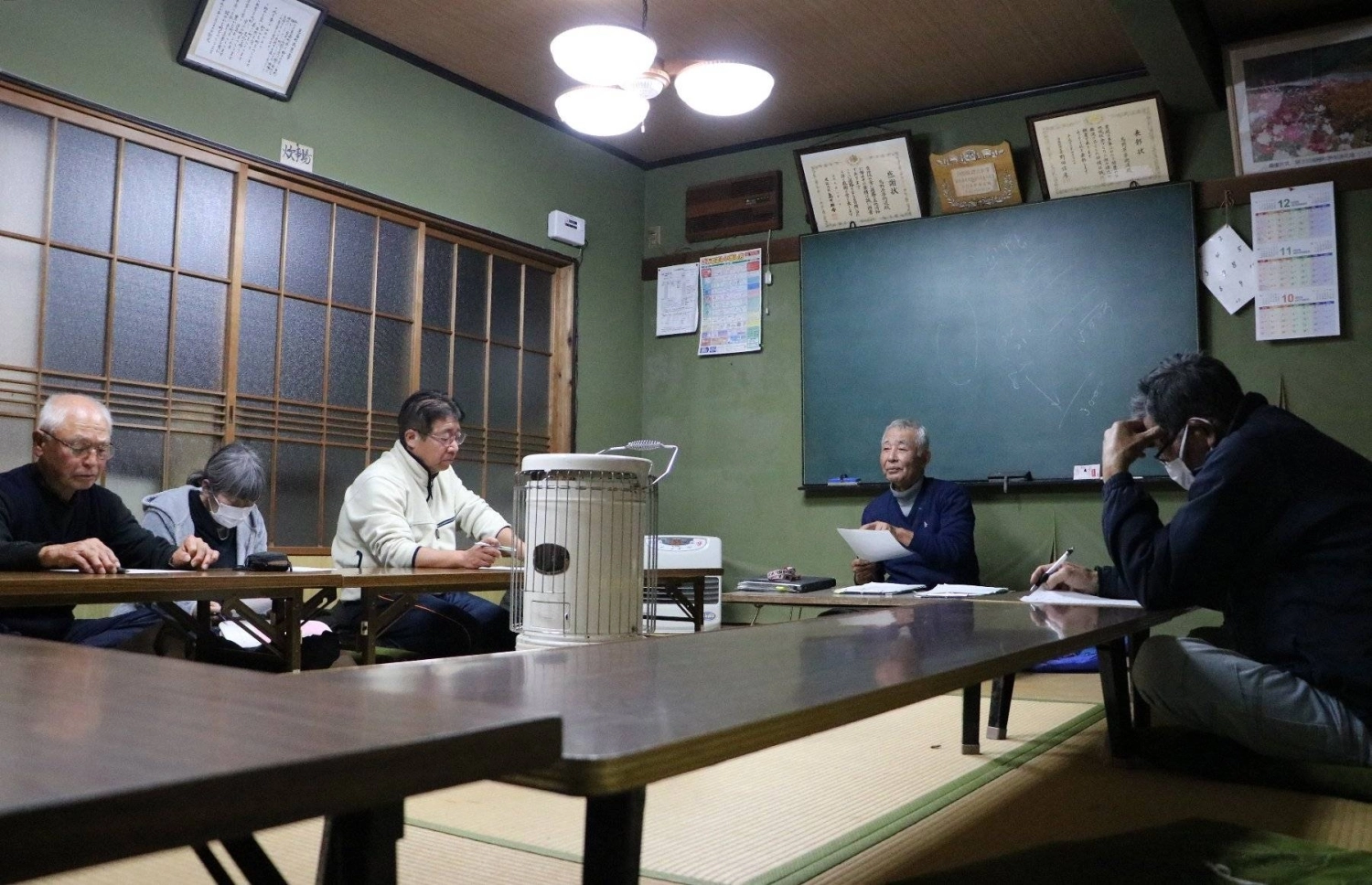 Chikao Moriwaki (second from right) talks about the liquidation procedures for the agricultural cooperative corporation he manages in Onan, Shimane Prefecture. Chikao Moriwaki (second from right) talks about the liquidation procedures for the agricultural cooperative corporation he manages in Onan, Shimane Prefecture.