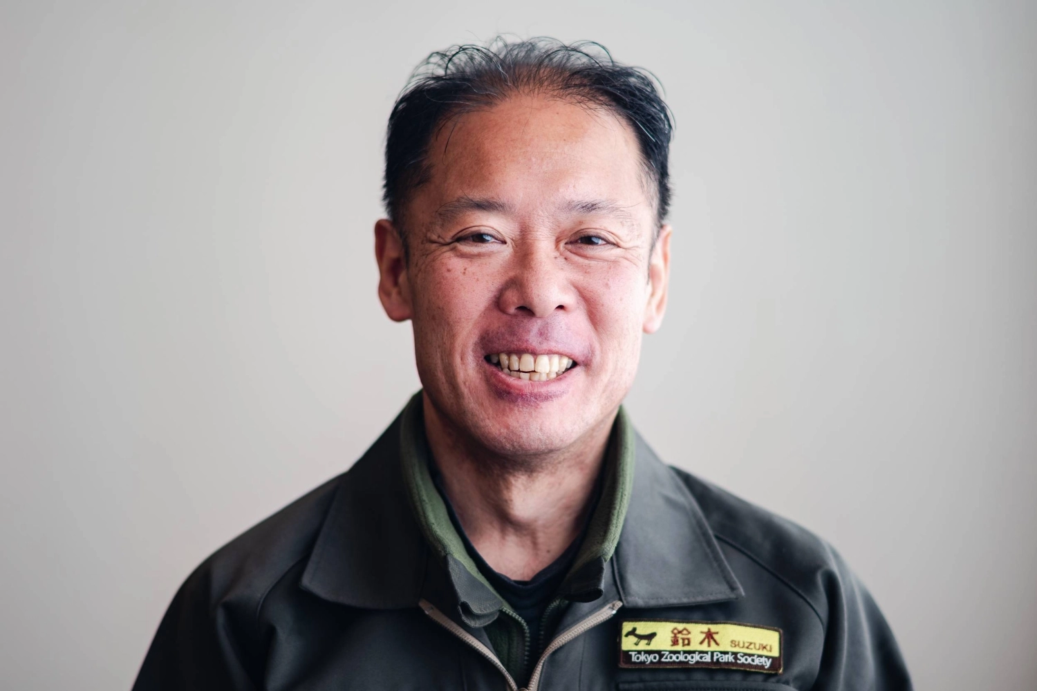 Хитоси Судзуки, главный куратор отдела экспозиций и ухода в зоопарке Уэно, говорит, что воспитание близнецов в неволе стало уникальной задачей для персонала зоопарка. Хитоси Судзуки, главный куратор отдела экспозиций и ухода в зоопарке Уэно, говорит, что воспитание близнецов в неволе стало уникальной задачей для персонала зоопарка.