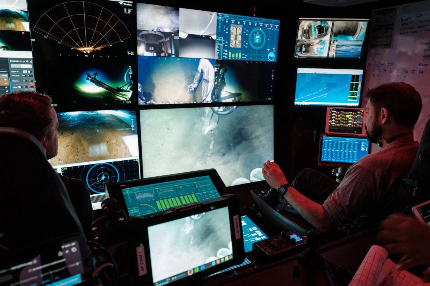 オーシャンエクスプローラーの乗組員のメンバーが遠隔操作車両を運転します。 オーシャンエクスプローラーの乗組員のメンバーが遠隔操作車両を運転します。