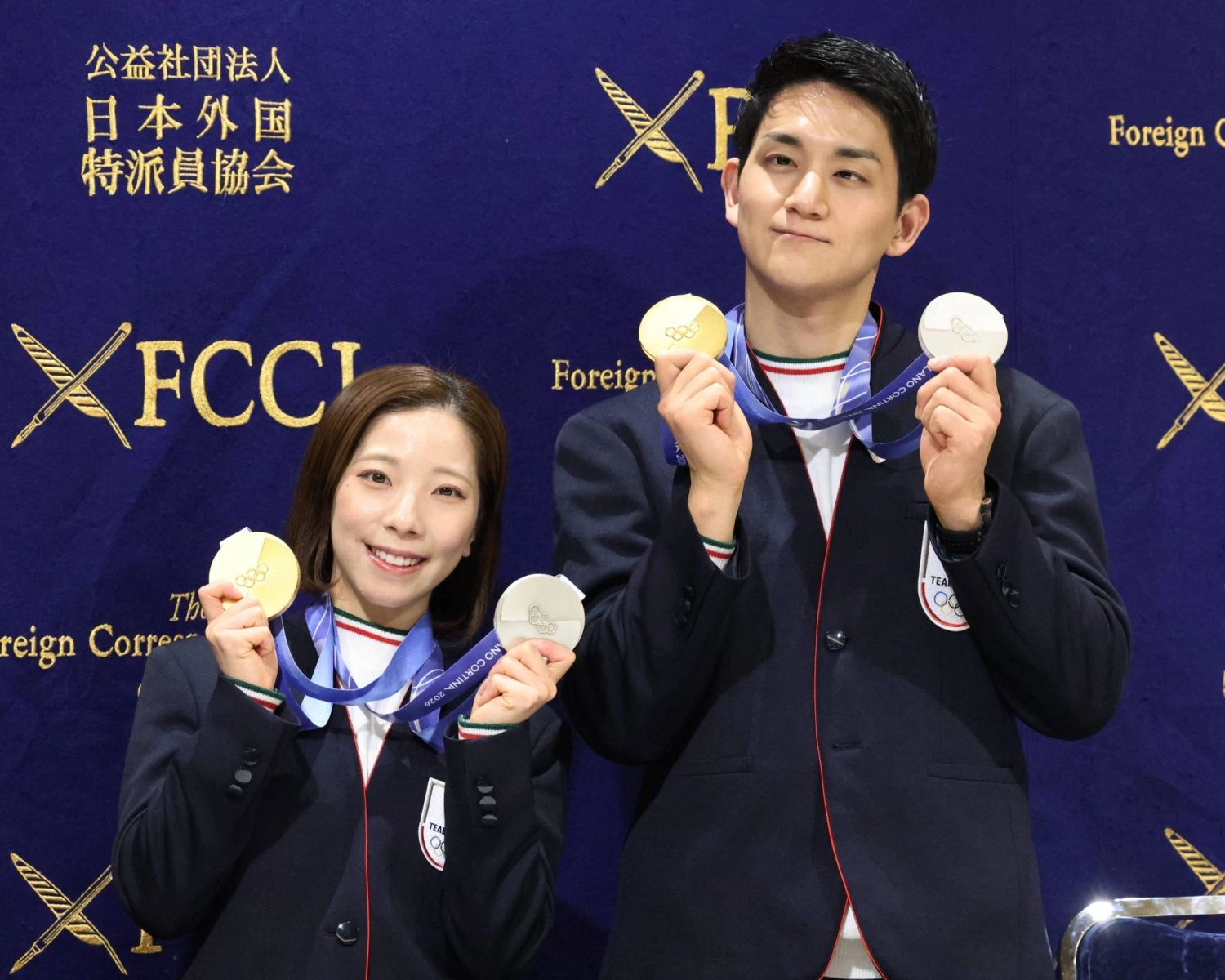 Pairs figure skaters Riku Miura (left) and Ryuichi Kihara with their medals during a news conference at the Foreign Correspondents' Club of Japan on Wednesday