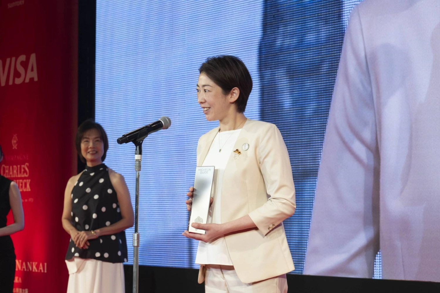 Miki Tanaka, owner-sommelier of French restaurant Louise in Osaka, was awarded the top sommelier award. Miki Tanaka, owner-sommelier of French restaurant Louise in Osaka, was awarded the top sommelier award.