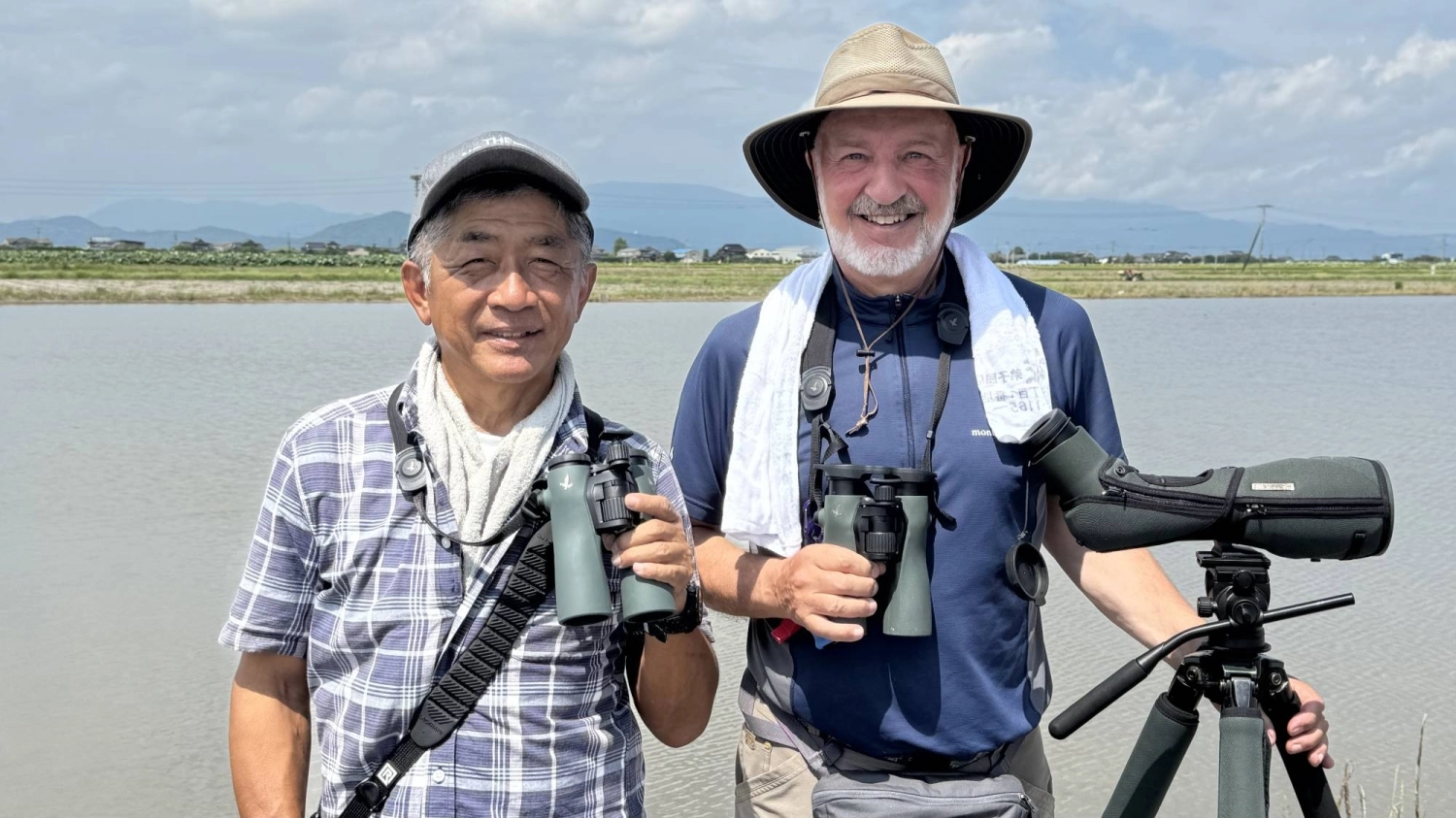 Mark Brazil (right) joins Kyushu birder Kunihiko Hatano in Saga Prefecture, with Swarovski binoculars and a telescope in hand. Mark Brazil (right) joins Kyushu birder Kunihiko Hatano in Saga Prefecture, with Swarovski binoculars and a telescope in hand.