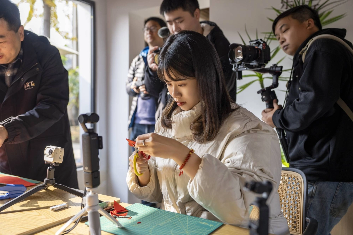 Sakaekiko Ninomiya, an MBA student in Shanghai, shares videos about daily life in China with both Chinese and Japanese audiences on social media. Sakaekiko Ninomiya, an MBA student in Shanghai, shares videos about daily life in China with both Chinese and Japanese audiences on social media.