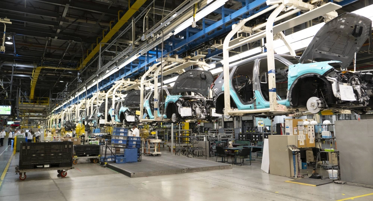 A Honda vehicle assembly line in Canada. Japan faces a high hurdle if it wants to achieve carbon neutrality by 2050, given the automotive industry’s slow shift to electric vehicles. A Honda vehicle assembly line in Canada. Japan faces a high hurdle if it wants to achieve carbon neutrality by 2050, given the automotive industry’s slow shift to electric vehicles.
