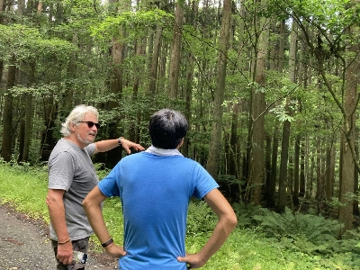Everimpact’s Alain Retiere visits a project site in Ishinomaki, Miyagi Prefecture. Through a collaboration that also includes local foresters and Hitachi Systems, the team is striving to connect Japanese forestry with international carbon finance.